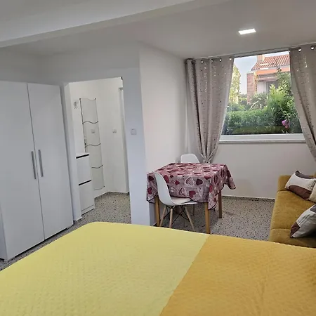 House With Garden And Private Parking