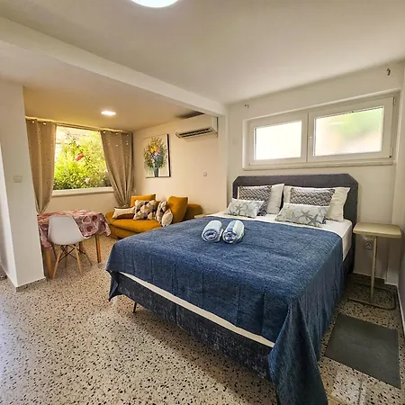 House With Garden And Private Parking Holiday home Fazana