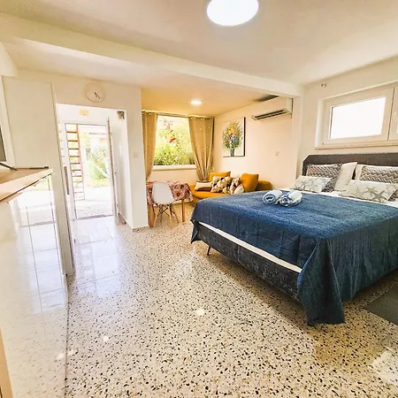 House With Garden And Private Parking *