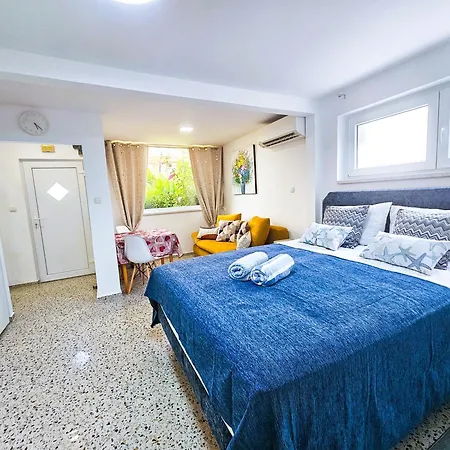 House With Garden And Private Parking Fazana