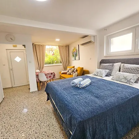 House With Garden And Private Parking
